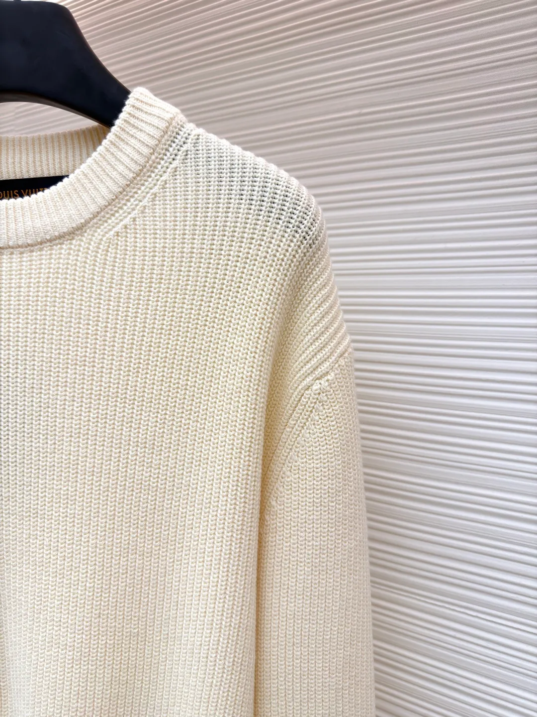 LOUIS VUITTON basic logo embroidered plain pullover knitted sweater ●Original version: 18,000 purchased and developed ●Item number: 1680919-A75 ●Fabric: cashmere fabric ●Technology: knitting ●Version: fitted version ●Weight: about 630 grams ●Size: XS-S-M-L ●Description: Embroidered cashmere crew neck sweater This cashmere crew neck sweater is ribbed knitted to create a rich texture, which combines elegant style and comfortable texture. The LV logo embroidery sits on the left hem, and casual touches can easily upgrade any look. The overall wiring is straight and delicate, the fabric is comfortable and soft, and the color is consistent without color difference. It can be matched with the same style to create a fashionable look and control various occasions. Customized accessories, complete with three standards, same style for men and women!